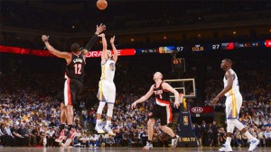 The Warriors' Stephen Curry shoots a 3-pointer against the Trail Blazers.