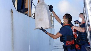 Members of the US Coast Guard offload the drugs. (Photo: US Coast Guard)