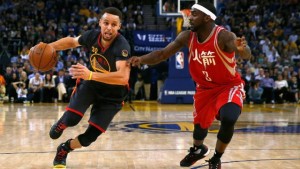 Stephen Curry of the Golden State Warriors (L) drives past Ty Lawson of the Houston Rockets at ORACLE Arena in Oakland, California on February 9, 2016 